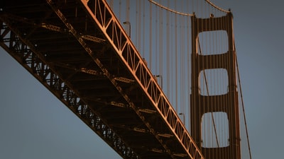 低角度的金门大桥的照片
